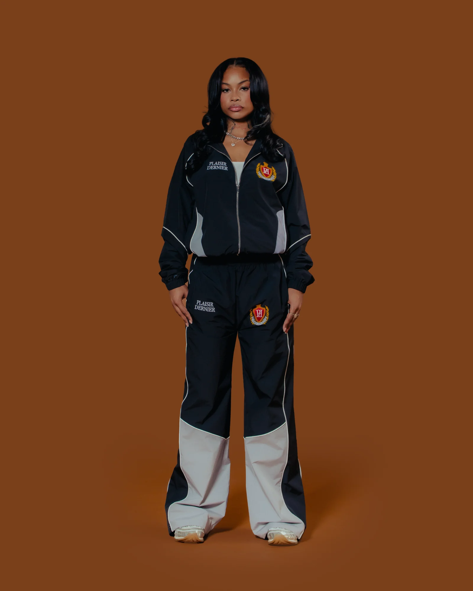 Black and grey Plaisir Dernier track set, front